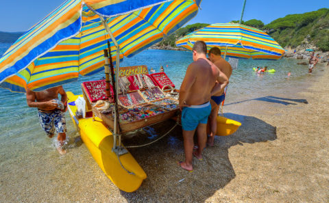 zuccale isola elba ambulanti spiaggia albano nicola foto nka.it