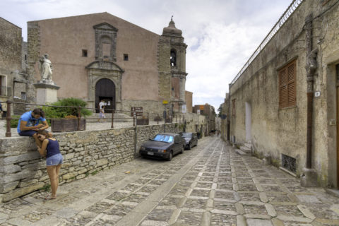 Ingresso Chiesa ad Erice nicola albano foto nka.it