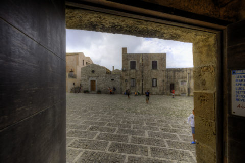 Erice Piazza all'ingresso albano nicola foto nka.it