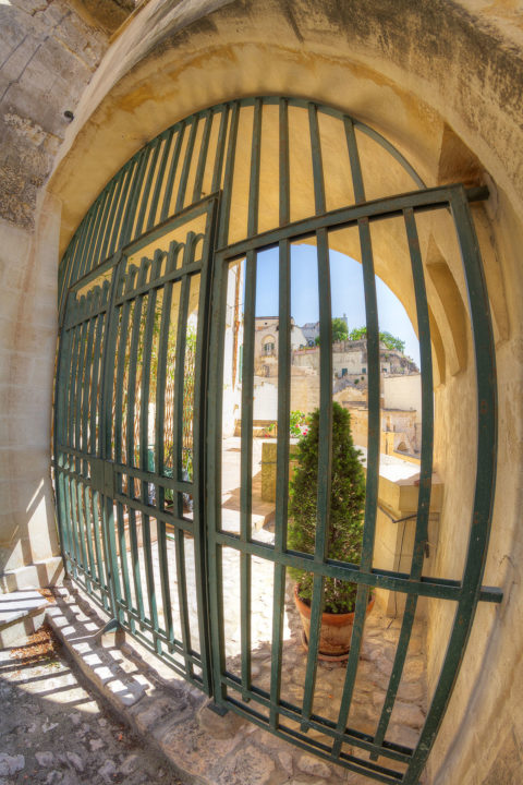 cancello nei sassi di matera albano nicola foto