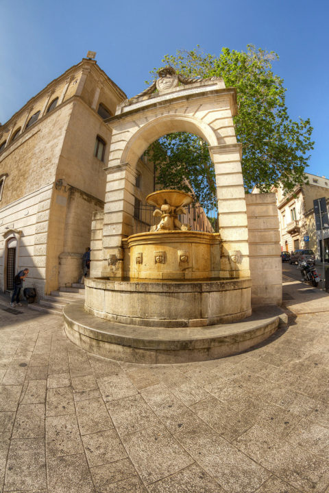 fontana ad arco in piazza vittorio veneto a matera albano nicola foto
